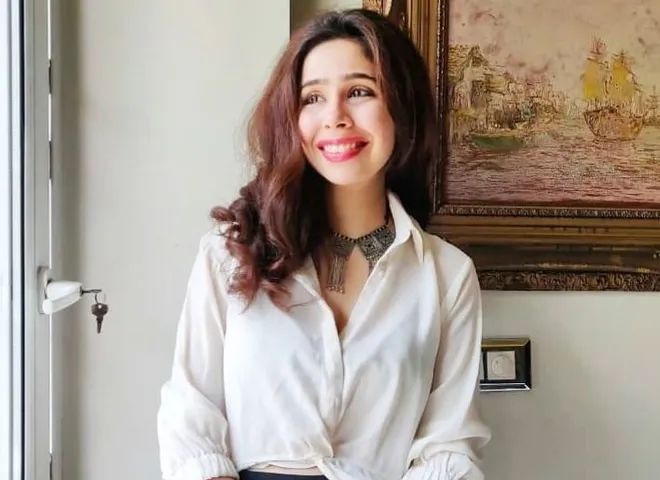 हिमानी भाटिया उत्साहित हैं क्योंकि उन्होंने अपने पहले उपन्यास, 'टेन फायरफ्लाइज़' के कवर का खुलासा किया है
