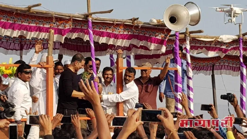 अक्षय कुमार ने वाई के गांववालों के साथ वाटर हारवेस्टिंग करने में मदद की