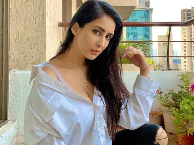 चाहत खन्ना ने सोशल मीडिया पर शेयर की अपनी बैकलेस फोटो, अब हो रही वायरल