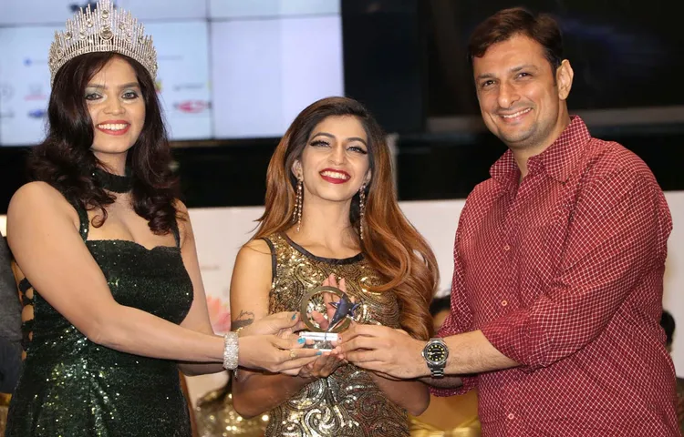 सेलेब्स ने मिस और मिसेज टियारा इंडिया के सेमीफाइनल में ठाणे के लैंडमार्क कार्स में शिरकत की 