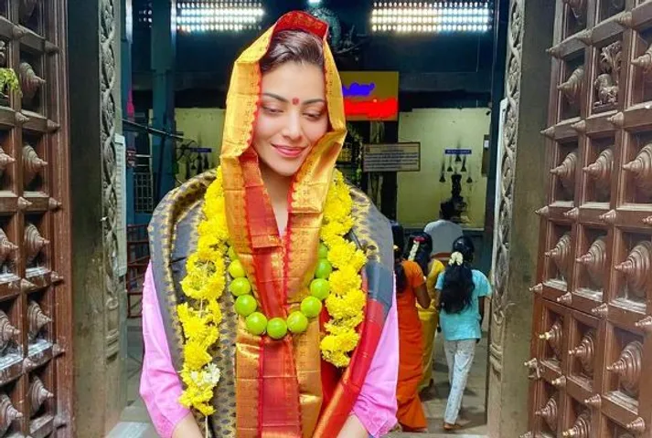 सुपरस्टार उर्वशी रौतेलाने चेन्नई में पौची कालीकंबल मंदिर, रजनीकांत की तरह लेने गयी भगवन के आशीर्वाद