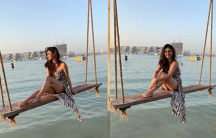 पानी के बीच झूले पर बैठी  सेक्सी पोज देती दिखी  मौनी रॉय  , शेयर की तस्वीरें