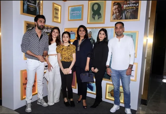 फिल्म शर्माजी नमकीन की स्पेशल स्क्रीनिंग में शामिल हुआ कपूर परिवार