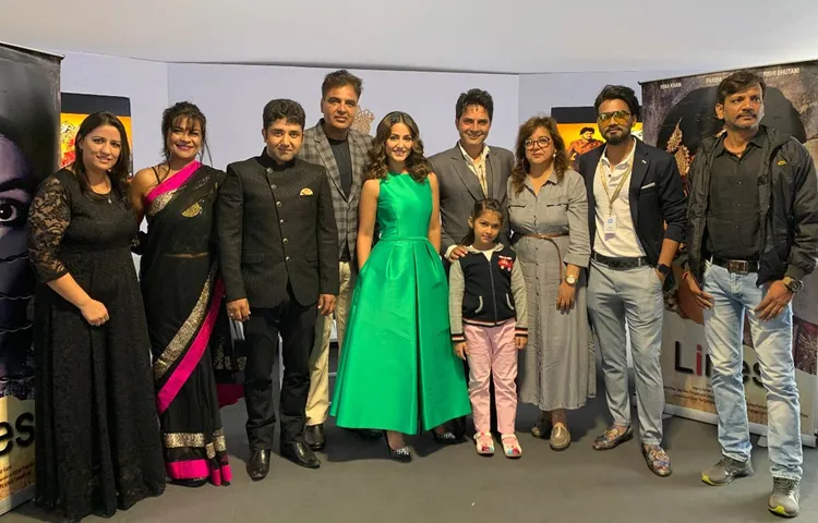 हिना खान  ने कांस फिल्म फेस्टिवल में लॉन्च किया अपनी फिल्म लाइन्स का पहला पोस्टर