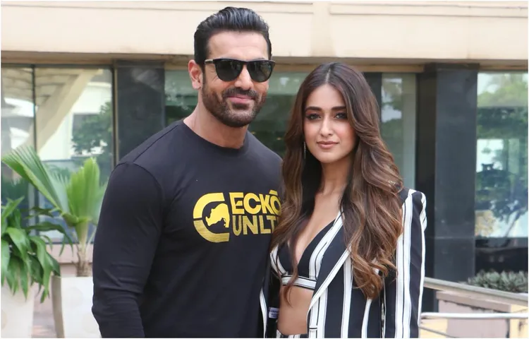‘पागलपंती’ के प्रमोशन के दौरान जॉन अब्राहम के साथ हॉट अंदाज़ में दिखीं इलियाना डिक्रूज