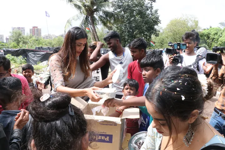 बॉलीवुड अभिनेत्री महक चौधरी ने मनाया झुग्गी-झोपड़ी के गरीब- असहाय बच्चों के साथ अपना जन्मदिन