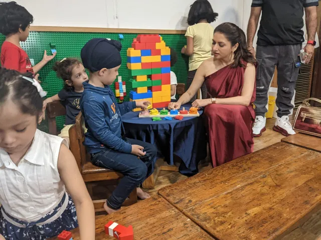 अभिनेत्री भाग्‍यश्री ने स्‍कूली बच्‍चों के साथ की बात; शिक्षा प्रणाली में सुधार पर दिया जोर
