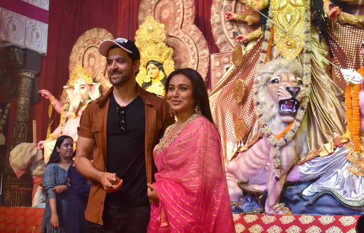 नॉर्थ मुंबई के सार्बोजनिन दुर्गा पूजा पंडाल में माता का आशीर्वाद लेने पहुंचे सितारे