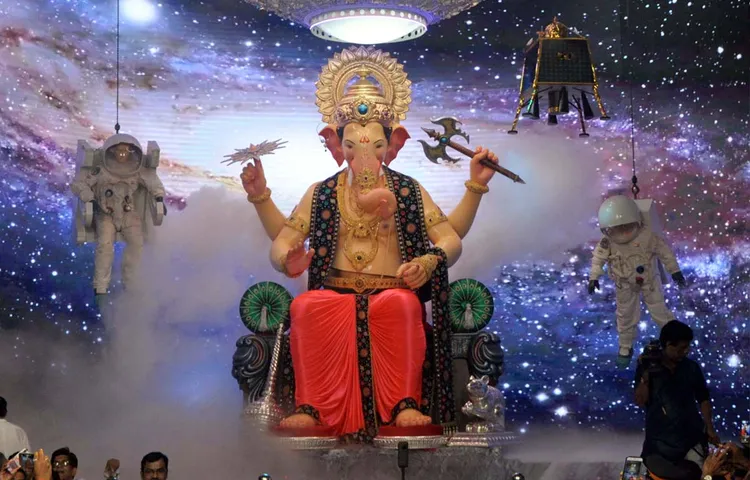 सामने आई सामने आई लाल बाग च राजा की पहली झलक, स्पेस में घूमते नजर आये बप्पा