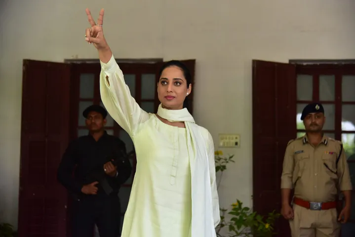 राजनेता का रोल निभाने से लेकर राजनीति में आने तक, रील से रियल हों गईं माही गिल