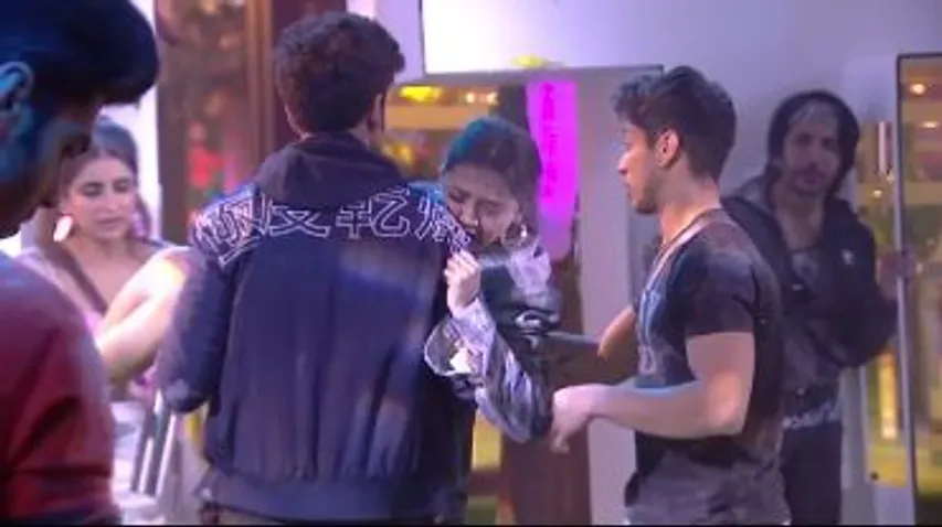 Bigg Boss 15: तेजस्वी की तबीयत खराब होने के बाद करण गोद में उठाकर ले गए घर के अंदर