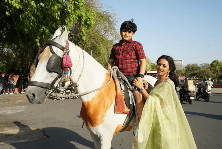 'दूसरी माँ' की नेहा जोशी और आयुध भानुशाली ने पिंक सिटी, जयपुर की सैर का उठाया आनंद 