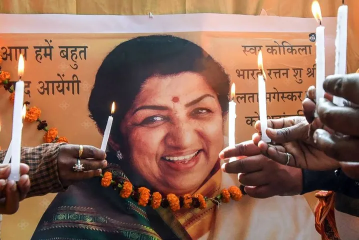पीएम मोदी सहित इन सेलेब्रिटी ने लता दीदी के निधन पर जताया शोक, साथ ही महाराष्ट्र में सोमवार को सार्वजनिक छुट्टी की हुई घोषणा