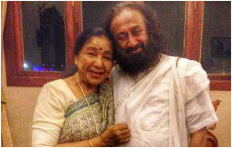 आशा भोसले ने ज़नाइ भोसले और रजिता कुलकर्णी के साथ श्री श्री रवि शंकर का आभार व्यक्त करते हुए गीतों की घोषणा की