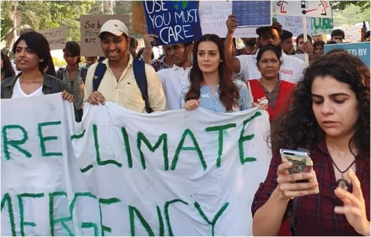 मुंबई में दीया मिर्जा ने क्लाइमेट चेंज के खिलाफ हड़ताल की पहल की