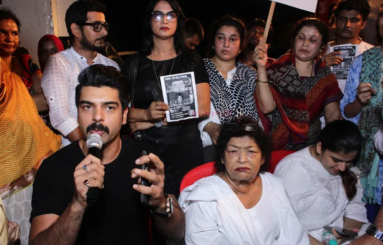 मुंबई में बॉलीवुड द्वारा रेप पीड़ितों को इंसाफ दिलाने के लिए आयोजित किया गया कैंडल मार्च