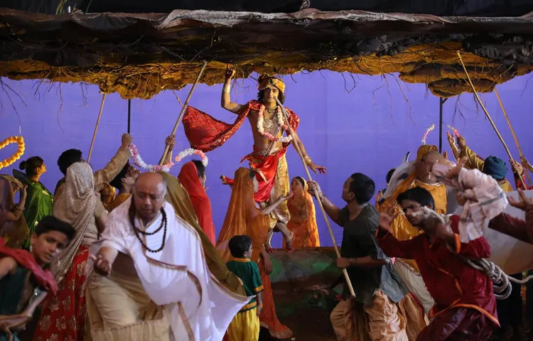 भगवान इंद्र से युद्ध के दौरान कृष्‍ण ने उठाया गोवर्द्धन पर्वत