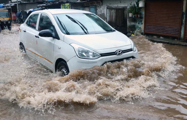 मुंबई में भारी बारिश की वजह से सड़कों पर भरे पानी में फंसी गाड़ियां