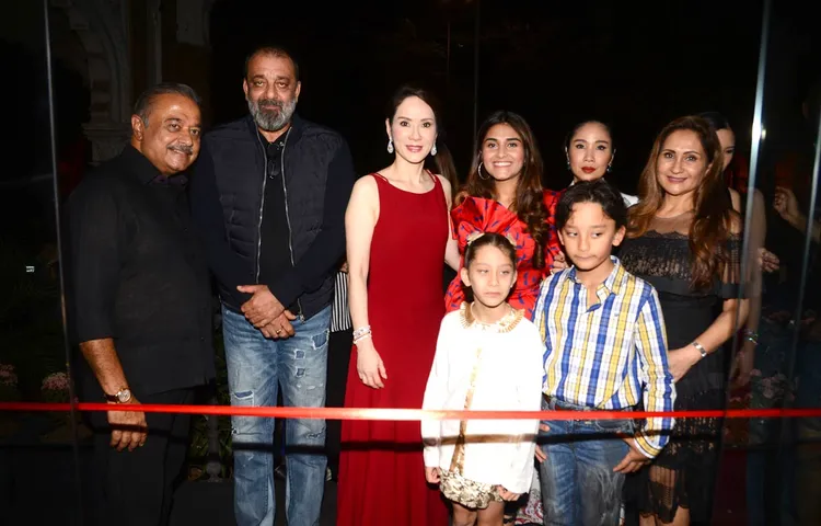 संजय दत्त, बोमान ईरानी और अन्य सितारे नारा थाई कोलाबा के लॉन्च समारोह में शामिल हुए