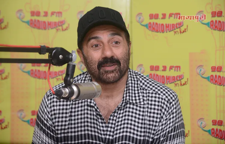रेडियो मिर्ची स्टेशन में अपनी फिल्म यमला पगला दीवाना फिर से को प्रमोट करने पहुंचे सनी देओल
