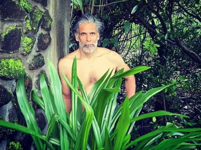 मिलिंद सोमन ने शेयर की शर्टलेस फोटो, यूजर्स ने कियारा आडवाणी से की तुलना