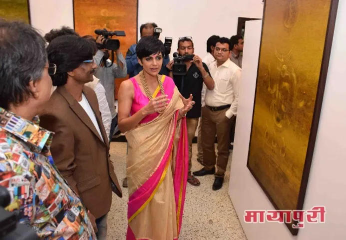 ‘कॉस्मिक विजनरी’ एक्सिबिशन का उद्घाटन करने पहुंची मंदिरा बेदी