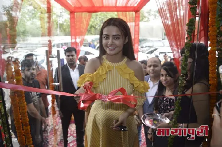 लिवांटो मैटरेस फ्लैगशिप स्टोर को लॉन्च करने पहुंची सुरवीन चावला