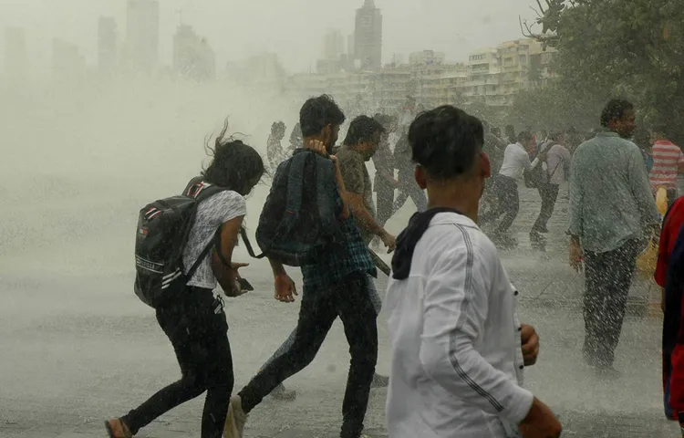 मानसून की बारिश का लुत्फ़ उठाने के लिए मरीन ड्राइव पर शामिल हुए कईं यंगस्टर्स