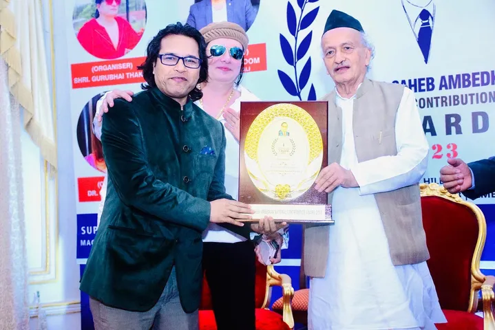 महाराष्ट्र के राज्यपाल भगत सिंह कोश्यारी ने किया कैलाश मासूम को सम्मानित