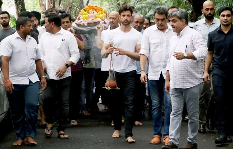 Photos: ऋतिक रोशन के नाना और मशहूर डायरेक्टर जे ओम प्रकाश के अंतिम संस्कार में शामिल हुए बॉलीवुड स्टार्स