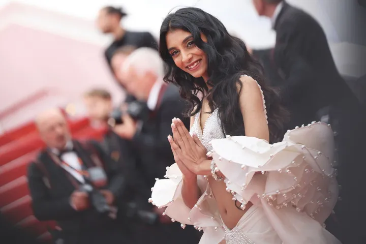 Cannes 2023: अबू जानी संदीप खोसला के ऑउटफिट मैं खूबसूरत दिखी डॉली सिंह