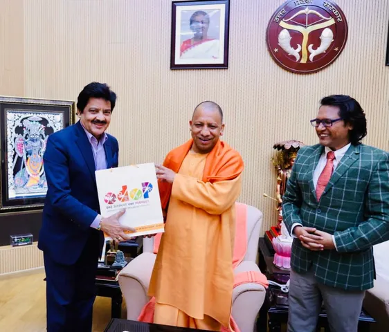 नॉएडा फ़िल्म फ़ेस्टिवल को लेकर योगी आदित्यनाथ से मिले कैलाश मासूम और उदित नारायण