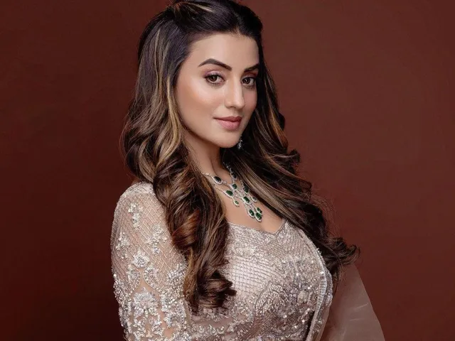 शूटिंग छोड़ अभिनेत्री अक्षरा सिंह खेतों में जाकर काटने लगी घास, वीडियो हुआ वायरल 