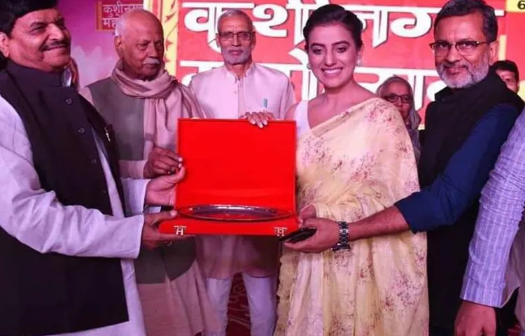 कुशीनगर महोत्‍सव में अक्षरा सिंह को शिवपाल यादव ने किया सम्‍मानित