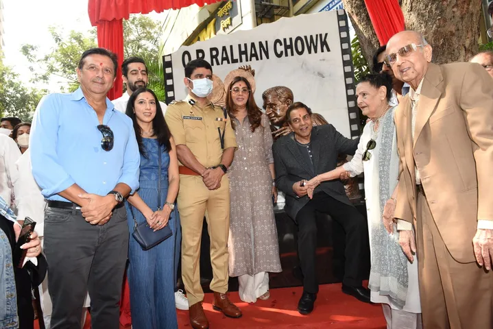 O.P. Ralhan Chowk का उद्घाटन मुंबई में महान निर्माता, निर्देशक, लेखक और अभिनेता ओपी रल्हन के सम्मान में किया गया, जिन्होंने 1960, 1970 और 1980 के दशक में कई हिट फिल्मों में अभिनय किया