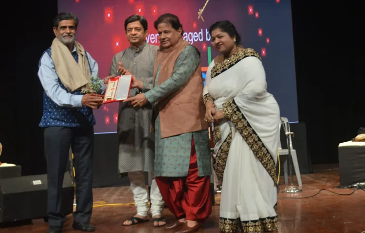 जलोटा वेलफेयर फाउंडेशन के 11 वें ग्लोरी अवॉर्ड्स में मायापुरी के वरिष्ठ फोटोग्राफर सुरेश जेठवा को सम्मानित किया गया