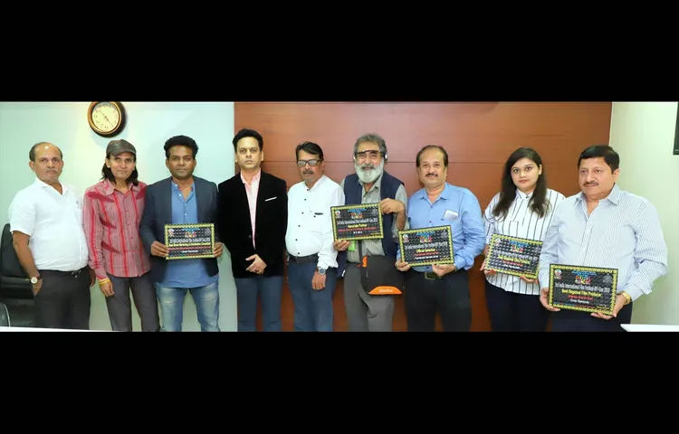 रमाकांत मुंडे को लघुपट 'दुष्काळ' में भूमिका के लिए संग्राम शिर्के के हाथो 3 रे ईफ्फ गोवा फेस्टिवल के लिये सम्मानित