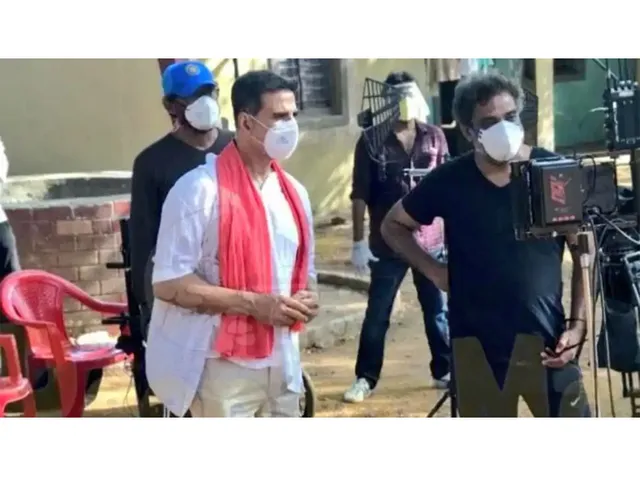 लॉकडाऊन के बीच शूटिंग/ दो महीने के बाद काम पर लौटे अक्षय कुमार, सेट से तस्वीरें वायरल, जानें क्या है पूरी सच्चाई
