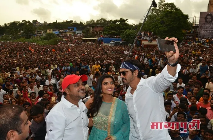 जन्माष्टमी के मौके पर अर्जुन, ऐश्वर्या और साजिद ने फिल्म 'डैडी' का नया गाना 'आला रे आला गणेश' को लॉन्च किया