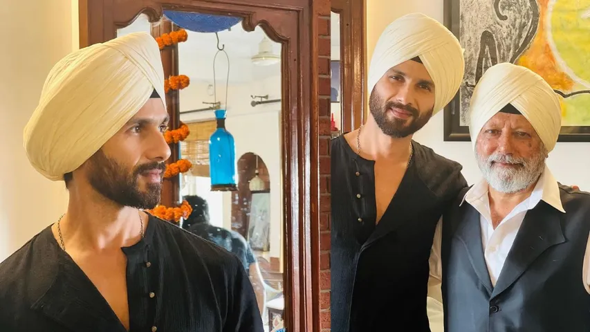 पगड़ी पहने शाहिद कपूर अपने पिता पंकज कपूर के साथ पोज देते हुए आए नजर 