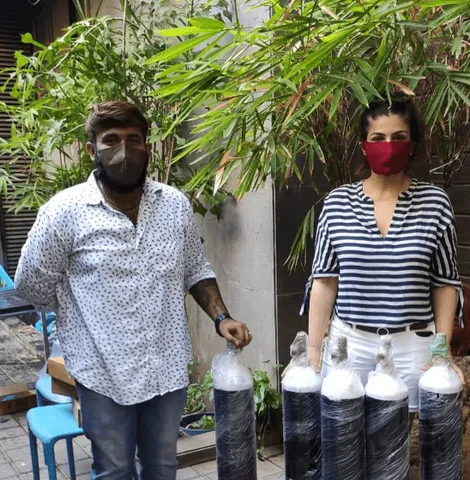 Raveena Tandon ने ऑक्सीजन सिलेंडर दान करने के लिए एक फाउंडेशन के साथ मिलाया हाथ
