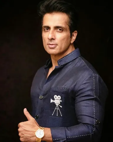 अपने पिता के नाम से जरूरतमंदों की मदद करने के लिए  सोनू सूद ने शुरू किया खाना देने का अभियान