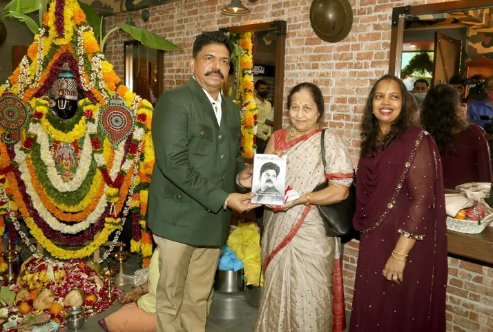 मधुर भंडारकर, अर्जन बाजवा, सांसद राहुल शेवाले बांद्रा वेस्ट में शिवा सैल्यूट सैलून के उद्घाटन के लिए पहुँचे