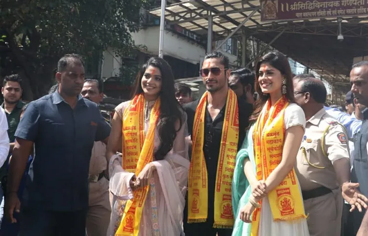 फिल्म जंगली के लिए मुंबई के सिद्धिविनायक मंदिर में दर्शन करने पहुंचे विदुत जामवाल, पूजा सावंत और आशा भट्ट