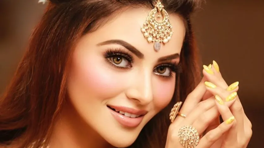 उर्वशी रौतेला, मनोज कुमार की पोती की मेहँदी फंक्शन में कुछ इस अंदाज़ में आयी नज़र।
