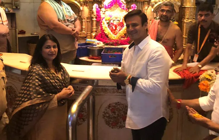 फिल्म पीएम नरेंद्र मोदी की सफलता मांगने सिद्धिविनायक मंदिर पहुंचे विवेक ओबेरॉय