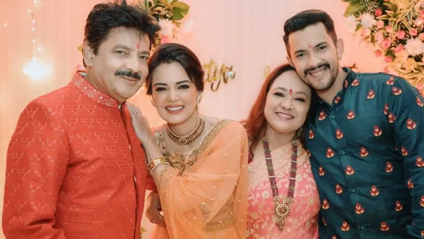 शादी समारोह की शुरुआत  सेलेब,सिंगर-एक्टर-टीवी  होस्ट आदित्य नारायण ने की