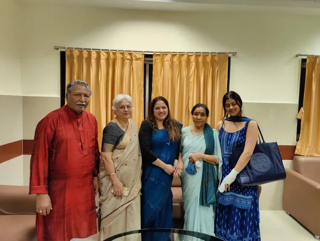 दीनानाथ मंगेशकर सभागृह में विक्रम गोखले के हाथो स्वर्गीय सुर कोकिला लता मंगेशकर की फोटो के अनावरण के मौके पर हृदयनाथ मंगेशकर और उषा मंगेशकर सहित परिवारवाले हुए भावुक