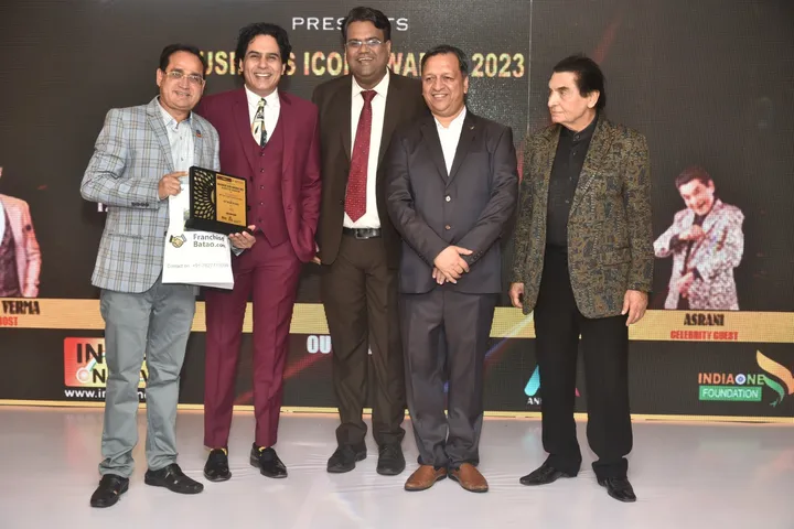 पत्रकार जयसिंह कटारिया को फिल्म अभिनेता असरानी के हाथों मीडिया गौरव सम्मान