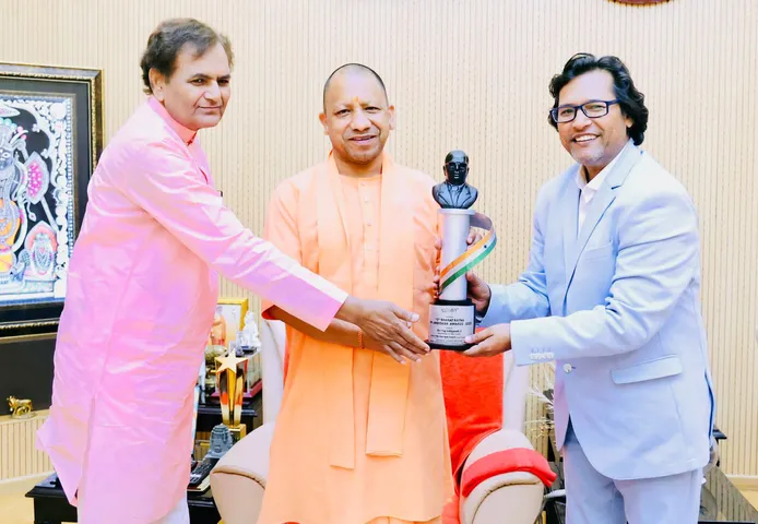कैलाश मासूम ने दिया मुख्यमंत्री योगी आदित्यनाथ को भारत रत्न डॉ.अंबेडकर अवार्ड 
